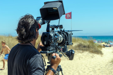 Camarógrafo con cámara de cine digital en tripode 03