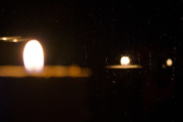 płomień świecy odbity w deszczowym oknie - obrazy, fototapety, plakaty