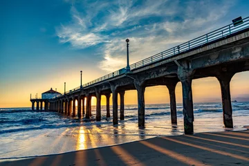Selbstklebende Fototapeten scenic pier at Manhattan Beach near Los Angeles in sunset © travelview