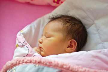 Śpiący niemowlak - obrazy, fototapety, plakaty