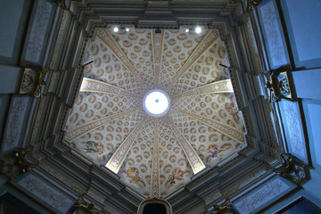 Obraz premium cupola di una chiesa ad alba città in italia 