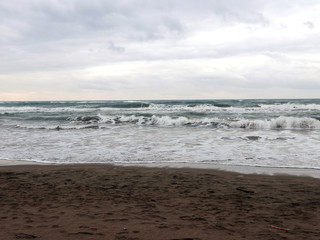 riva del mare in un giorno invernale