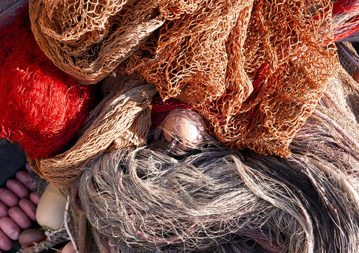 rete di pescatori molto colorata ammassata a terra