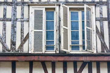 Fototapeta na wymiar windows in a medieval half-timbered building in Troyes.