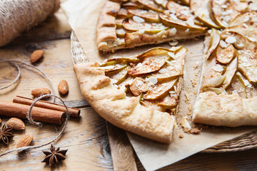 apple biscuit with cinnamon and almonds