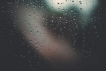Wassertropfen auf Scheibe bei Regen mit Sicht nach draußen 