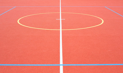 Moderner Sportplatz mit Oberfläche aus Beton und Tartan und Spielfeld für Fußball, Basketball, Handball