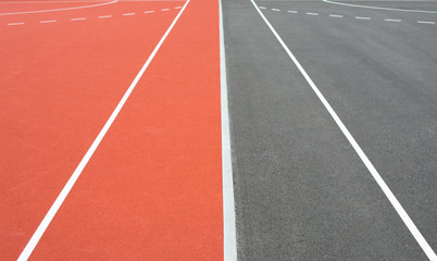 Fototapeta premium Moderner Sportplatz mit Oberfläche aus Beton und Tartan und Spielfeld für Fußball, Basketball, Handball
