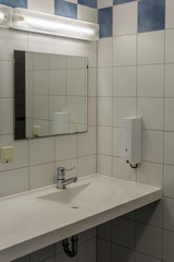 Waschbecken in der Umkleidekabine einer Sporthalle
