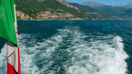 Blick auf Musso, und den oberen Comer See, vom Boot aus mit Wellen