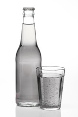 garrafa e copo cheio