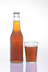 garrafa e copo cheio