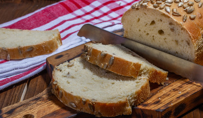 Domowy chleb bezglutenowy na desce do krojenia.