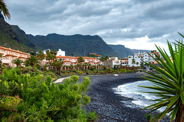 Am Strand bei st&uuml;rmischen Wetter -  La Caleta de Interi&aacute;n ein kleiner Ort an der Nordk&uuml;ste von Teneriffa zwischen Los Silos und Garachico gelegen. 