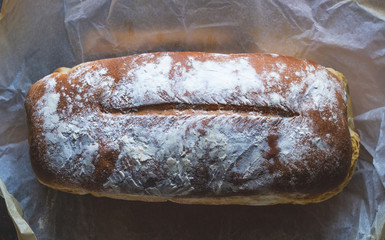 Domowy chleb bezglutenowy na desce do krojenia.	