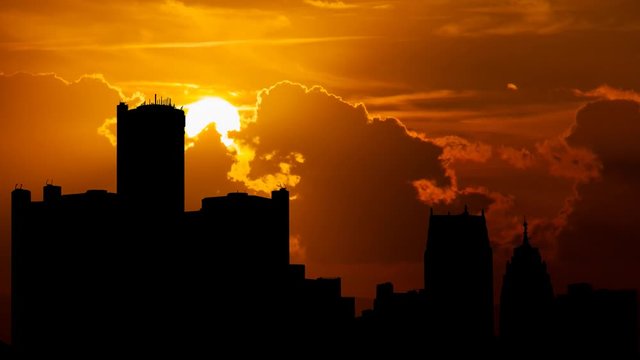 Detroit: Skyline at Sunset with Sun and Clouds in Time Lapse, Michigan USA