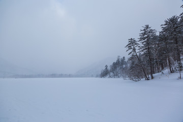 吹雪の湖