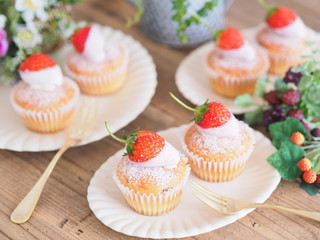イチゴのカップケーキでティータイム