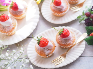 イチゴのカップケーキでティータイム