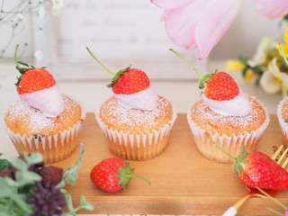 イチゴのカップケーキでティータイム