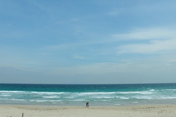 Fototapeta na wymiar 青い空と海白い波白浜海岸