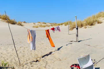 Tendedero con ropa colgada en playa