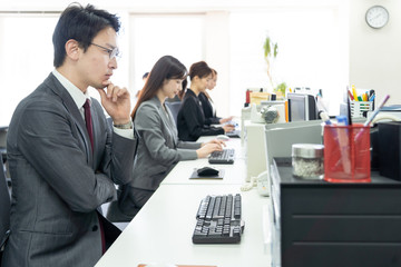 デスクワーク　オフィス