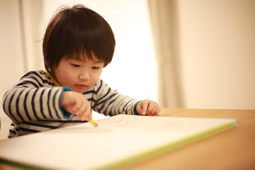 Naklejka premium お絵かきする男の子