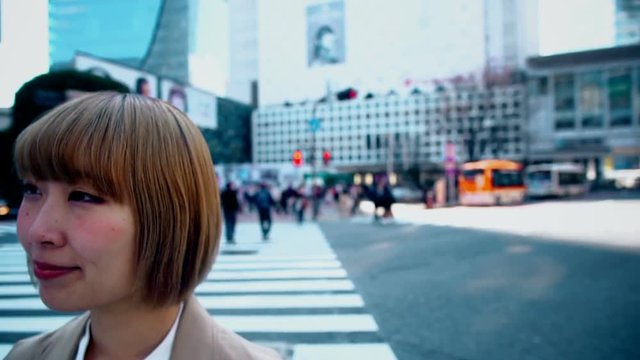 東京・渋谷スクランブル交差点を歩く女性・スローモーション4倍速　カラーグレーディング