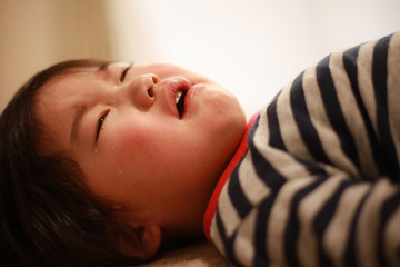 泣く男の子
