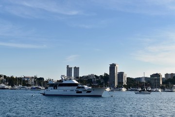 Naklejka premium Ciudad y mar