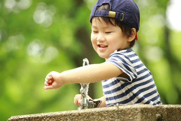 水で遊ぶ男の子