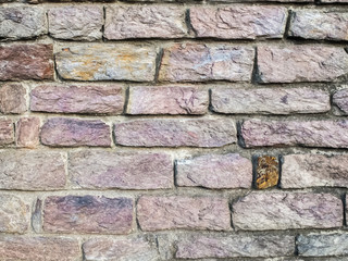 mur de briques rectangulaires et multicolores