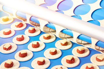 Conveyor for baking with cheese and tomato