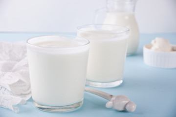 Obraz na płótnie Canvas Yogurt in glass on a table with white napkin.