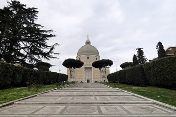 Fototapeta premium chiesa dei santi pietro e paolo,roma,italia.