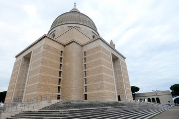 Fototapeta na wymiar chiesa dei santi pietro e paolo,roma,italia.