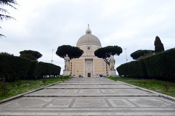 Fototapeta premium chiesa dei santi pietro e paolo,roma,italia.