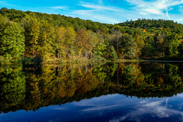 Fototapeta na wymiar Kingston, New York, USA Natural fall and autumn colors on a lake.