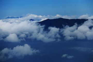 斜里岳　山頂からの雲のある景色
