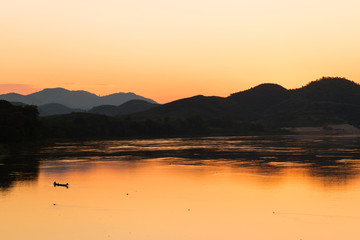 Obraz premium sunset on the lake