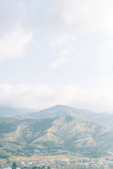 Fototapeta premium Przyroda w Tbilisi, Gruzja. Piękne góry w tle.