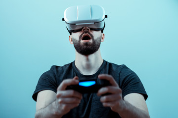 Junger Mann spielt Videospiel mit 3D-Brille