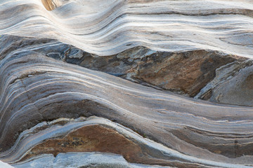 Wellig vom Wasser ausgewaschener Stein mit Muster