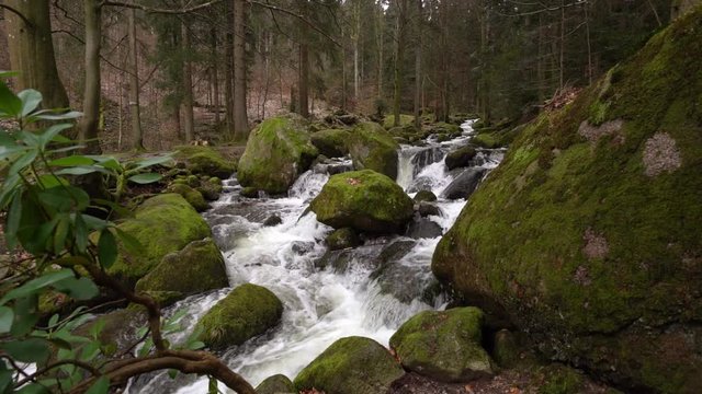 Wasserfall im Schwarzwald mit moosbewachsenen Steinen (Zeitlupe)