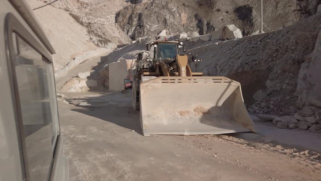 Caterpillar per il trasporto dei blocchi pesanti di Marmo di Carrara nelle cave