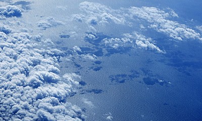 nuages entre ciel et mer