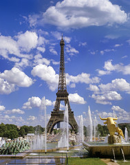 Fototapeta na wymiar Eiffel Tower in Paris 