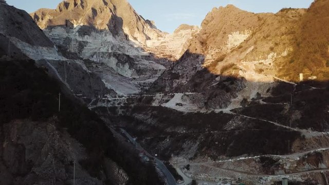 Cava di Marmo di Carrara. Estrazione in miniera dalle Alpi Apuane. Vista aerea.