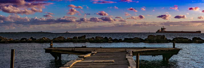 Obraz premium sunset on the shore of Taranto